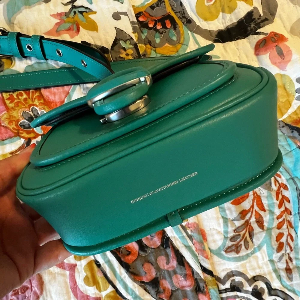 Coach Green Crossbody Bag with Modern Design - Picture 4 of 7